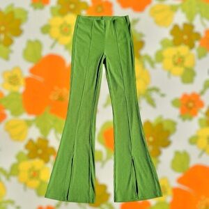 ✨P.O.S.H.✨
Retro 1970 style Green Ribbed Flare Pants with Front Slits